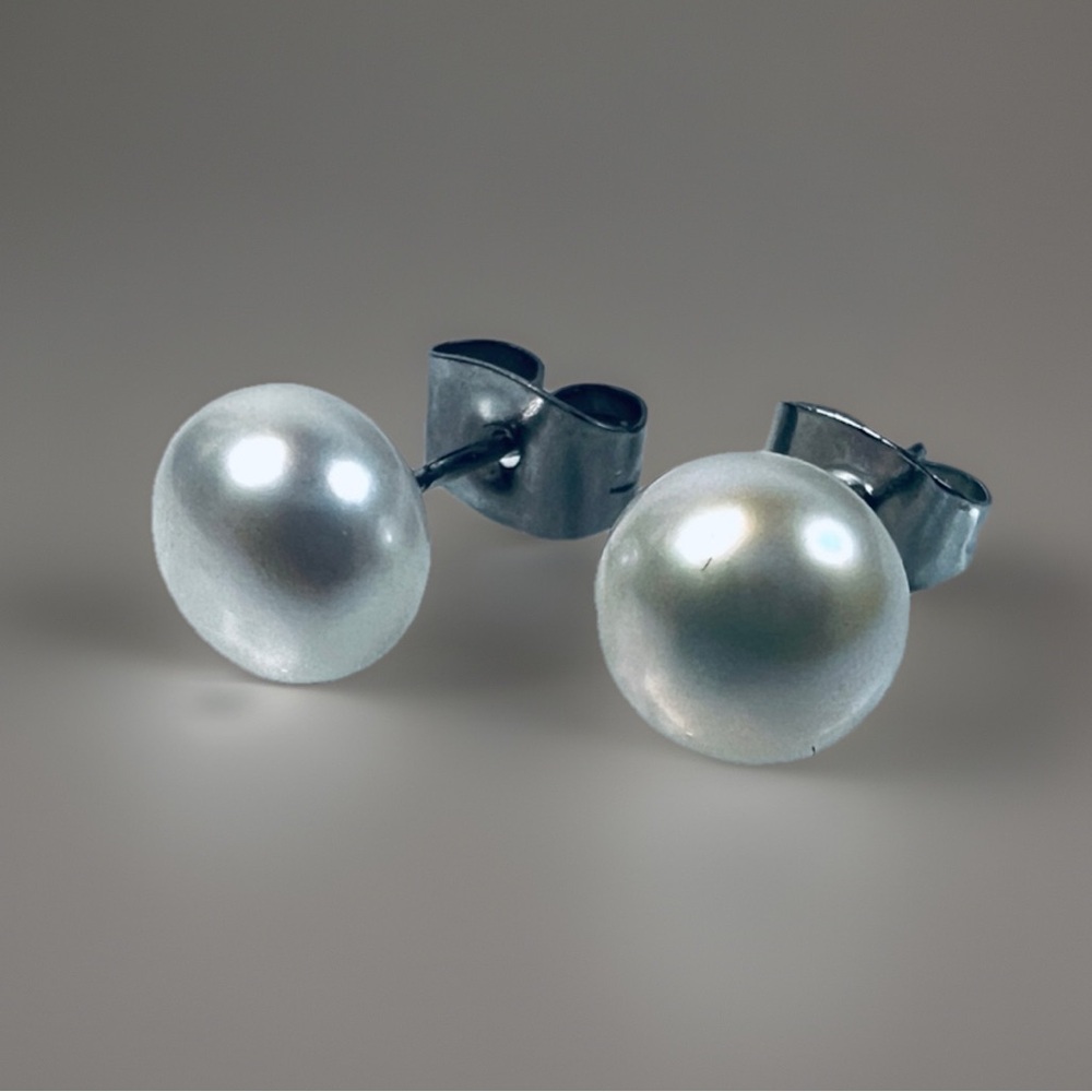 Beautiful vintage faux pearl pierced post stud earrings - Picture 1 of 4